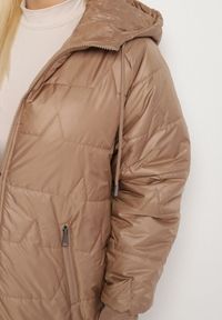 Born2be - Jasnobrązowa Kurtka z Pikowanymi Przeszyciami i Kapturem Zarimelia. Okazja: na co dzień. Kolekcja: plus size. Kolor: brązowy. Materiał: jeans. Styl: klasyczny, casual, elegancki, sportowy #7