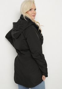 Born2be - Czarna Kurtka w Stylu Parki z Kapturem i Ściągaczem w Talii Efanelena. Okazja: na co dzień, na spacer. Typ kołnierza: kaptur. Kolekcja: plus size. Kolor: czarny. Materiał: jeans. Styl: casual, elegancki #3