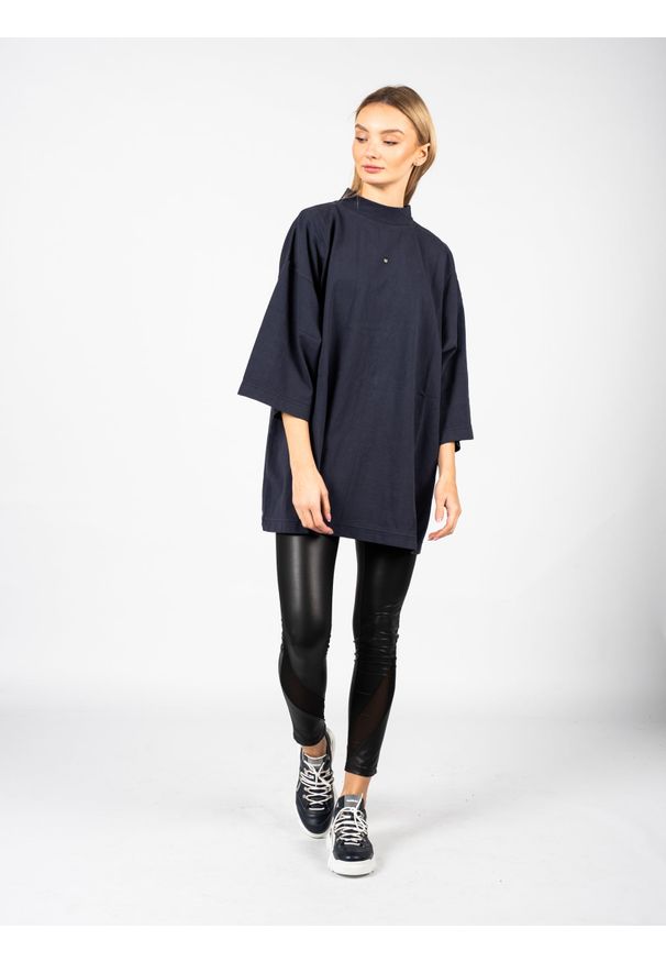 Yeezy Gap Engineered by Balenciaga - Yeezy Gap Engineered By Balenciaga T-Shirt "Logo" | 719614 TMVQ2 | Mężczyzna | Granatowy. Kolor: niebieski. Materiał: bawełna. Wzór: nadruk
