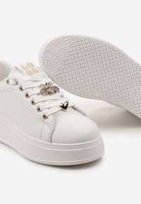 Renee - Biało-Złote Sneakersy na Niskiej Platformie z Ozdobnymi Metalowymi Aplikacjami Auala. Kolor: biały. Wzór: aplikacja. Obcas: na platformie #3