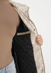 Born2be - Ciemnobeżowa Kurtka Parka z Kapturem z Ozdobną Wyściółką Tiolara. Okazja: na co dzień, na spacer. Typ kołnierza: kaptur. Kolor: beżowy. Materiał: jeans. Styl: casual, sportowy #3