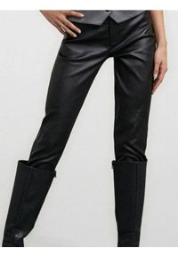 Sinsay - Woskowane spodnie skinny - czarny. Kolor: czarny