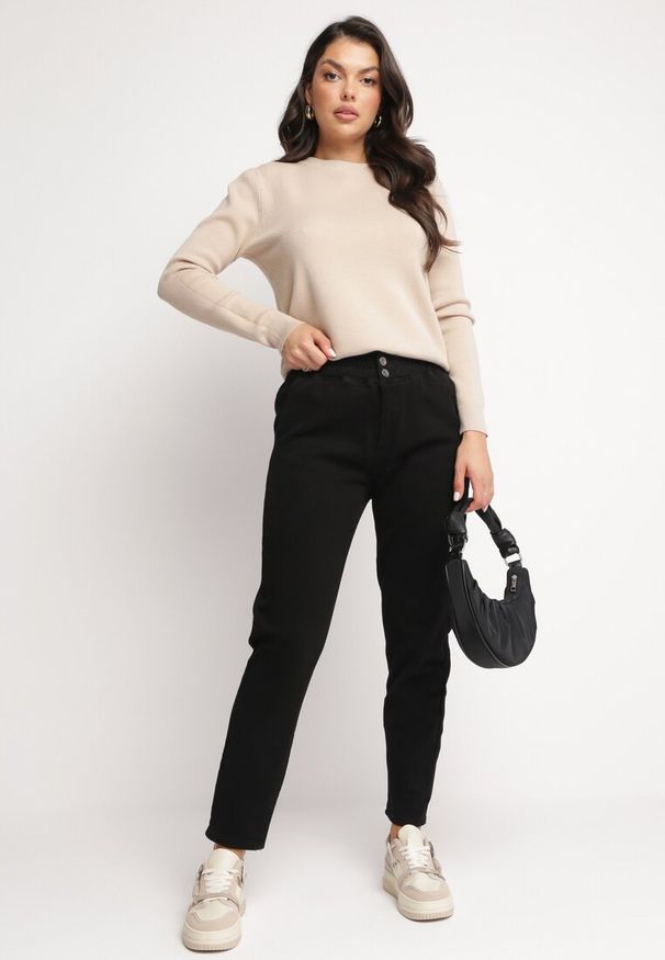 Born2be - Czarne Jeansy Mom Fit z Elastycznej Bawełny Lapiras. Okazja: na co dzień. Stan: podwyższony. Kolor: czarny. Wzór: aplikacja. Styl: wizytowy, elegancki, casual