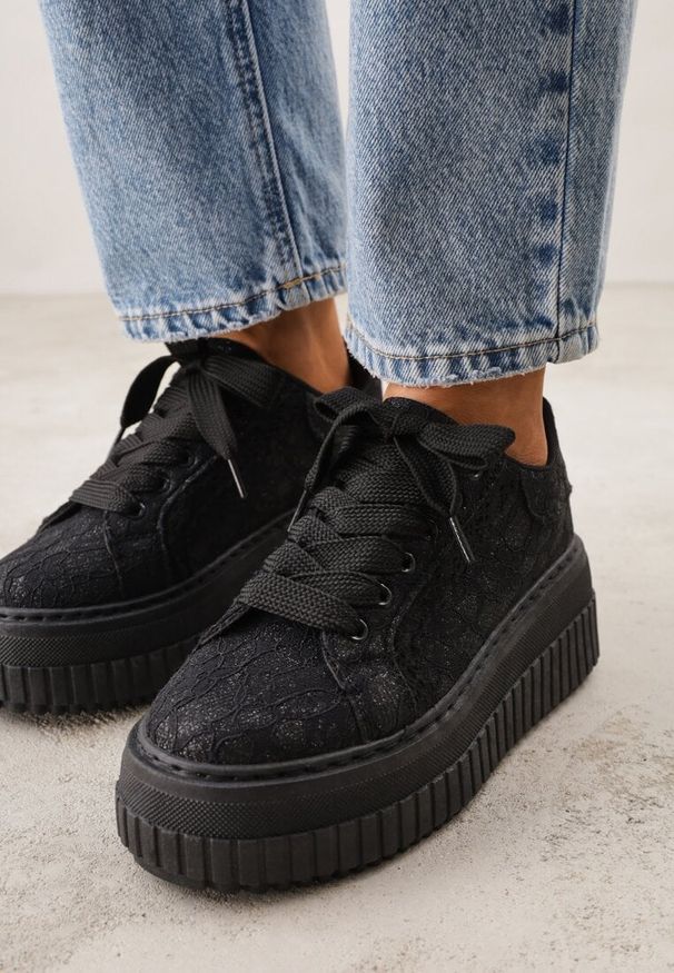 Born2be - Czarne Sneakersy na Grubej Tłoczonej Platformie Ozdobione Brokatem i Koronką Zellysh. Okazja: na co dzień. Kolor: czarny. Materiał: koronka. Wzór: aplikacja, koronka. Obcas: na platformie