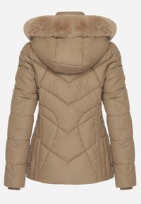 Born2be - Beżowa Pikowana Kurtka z Kapturem Ozdobionym Futerkiem Caelara. Typ kołnierza: kaptur. Kolor: beżowy. Materiał: futro. Wzór: aplikacja #2