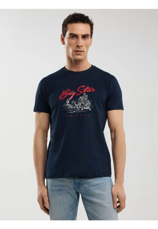 Big-Star - Koszulka męska z nadrukiem granatowa Sterir 403. Okazja: na co dzień. Kolor: niebieski. Materiał: bawełna, jeans. Wzór: nadruk. Styl: casual