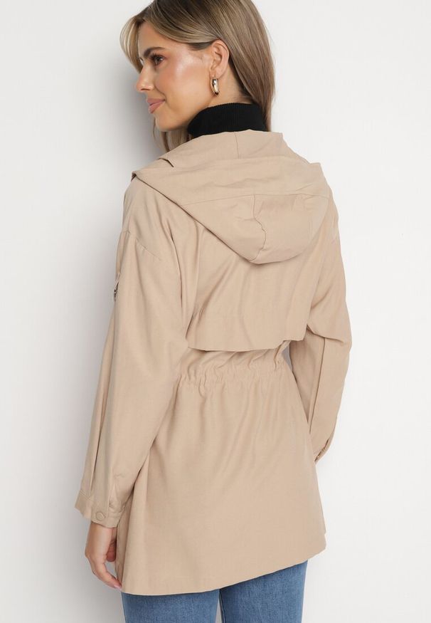 Born2be - Jasnobeżowa Kurtka Parka z Nieodpinanym Kapturem i Troczkiem w Pasie Mevarie. Okazja: na co dzień. Kolor: beżowy. Materiał: jeans. Wzór: aplikacja. Styl: casual, sportowy