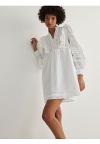 Reserved - Sukienka z ażurowym wzorem - biały. Kolor: biały. Materiał: bawełna. Wzór: ażurowy #1