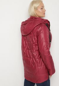 Born2be - Fuksjowa Pikowana Kurtka Ozdobiona Pikowaniem z Odpinanym Kapturem Falerosa. Okazja: na co dzień, na spacer. Kolekcja: plus size. Kolor: różowy. Materiał: jeans. Wzór: aplikacja. Styl: casual