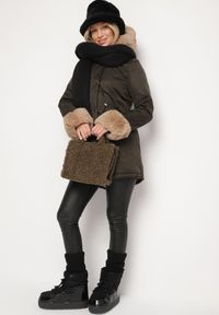 Born2be - Zielono-Beżowa Kurtka Parka z Kapturem i Odpinanymi Futerkowymi Zdobieniami Inessara. Okazja: na co dzień. Typ kołnierza: kaptur. Kolor: zielony. Materiał: skóra. Wzór: aplikacja. Styl: casual, elegancki #3