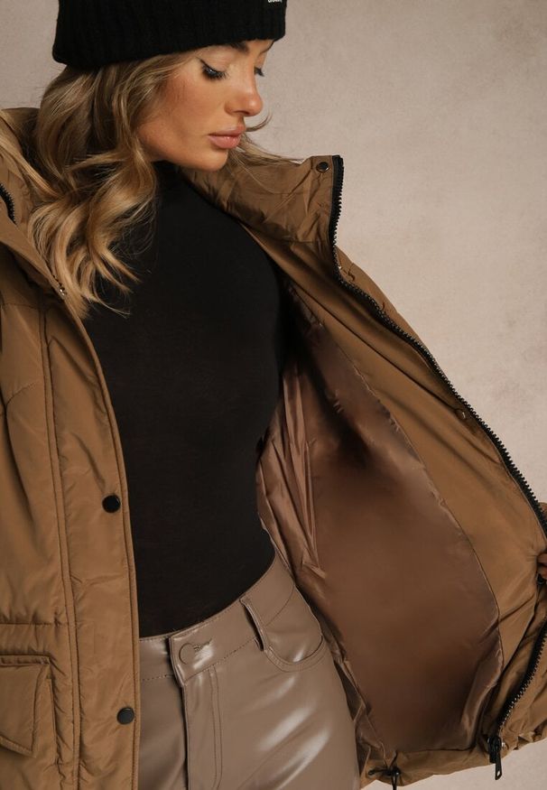 Renee - Brązowa Oversizowa Kurtka z Kapturem i Pikowanymi Przeszyciami Unavella. Okazja: na co dzień. Typ kołnierza: kaptur. Kolor: brązowy. Materiał: jeans. Styl: casual