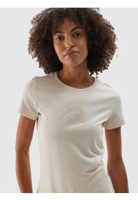 4f - T-shirt regular z dodatkiem materiałów z recyklingu damski - kremowy. Kolor: beżowy. Materiał: materiał. Wzór: gładki, napisy, nadruk