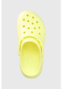 Crocs klapki dziecięce kolor żółty. Nosek buta: okrągły. Kolor: żółty. Materiał: materiał. Wzór: gładki. Obcas: na platformie #3