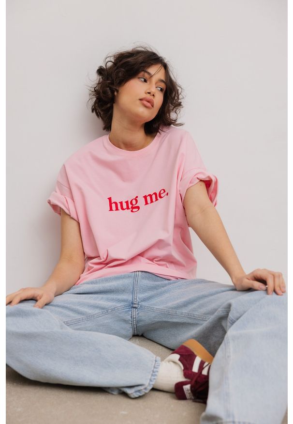 Marsala - T-shirt z NADRUKIEM w kolorze PINK - EAZY - HUG ME-S/M. Materiał: bawełna, elastan. Wzór: nadruk. Styl: klasyczny