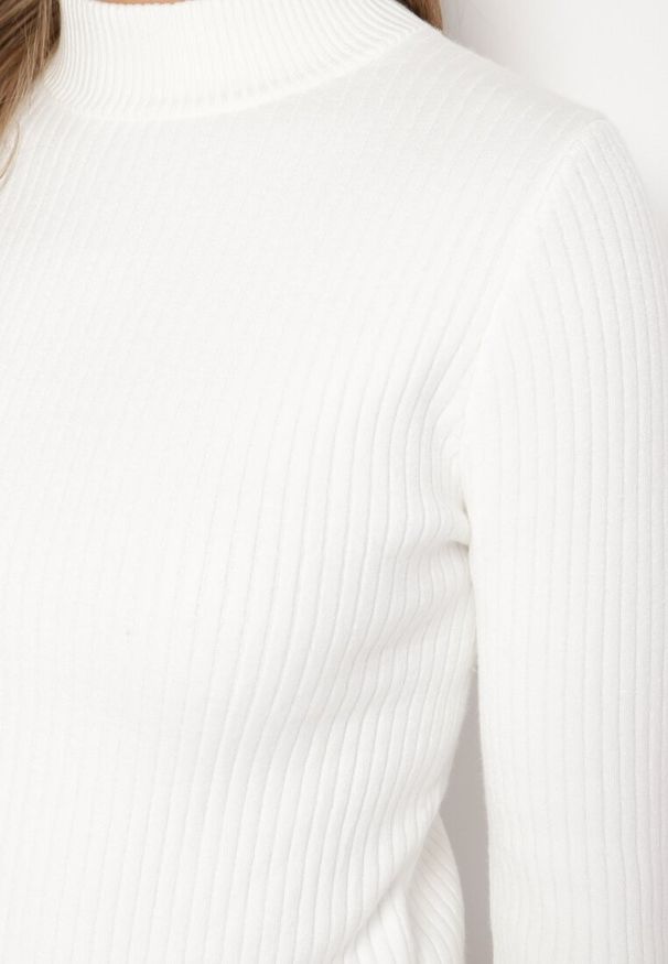 Born2be - Biały Sweter z Wiskozą i Golfem z Elastycznego Prążkowanego Materiału Nikiella. Okazja: na co dzień. Typ kołnierza: golf. Kolor: biały. Materiał: materiał, wiskoza, prążkowany. Styl: elegancki, casual, klasyczny