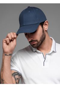 Ombre Clothing - Czapka męska z daszkiem bejsbolówka z ozdobnym haftem – granatowa V4 OM-ACCS-0102 - uniwersalny. Kolor: niebieski. Materiał: bawełna. Wzór: haft. Styl: klasyczny, casual