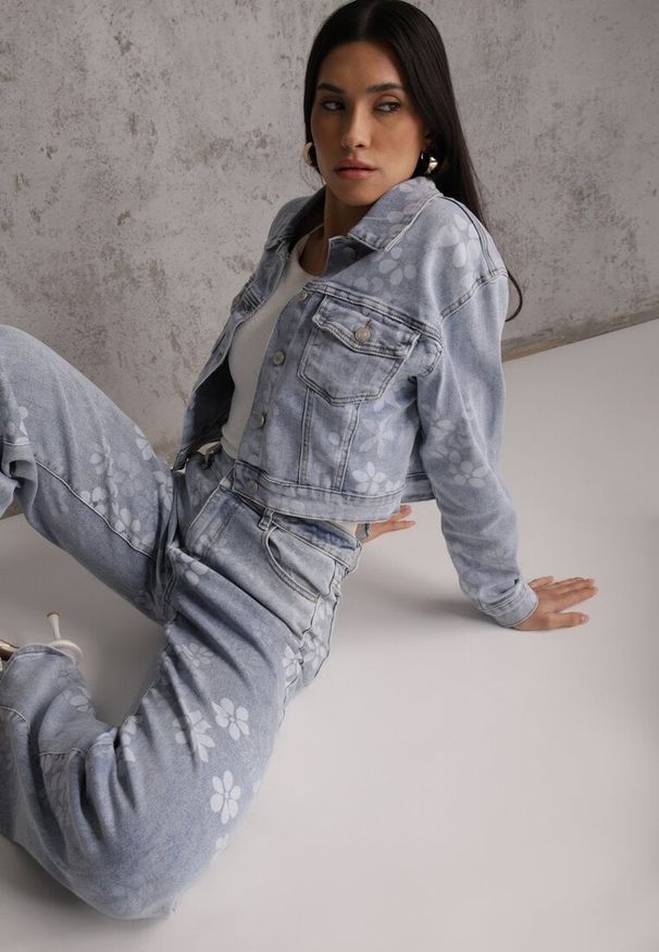 Renee - Niebieska Jeansowa Kurtka Cropped z Bawełną i Wiskozą w Kwiatowy Print Malwira. Okazja: na co dzień. Kolor: niebieski. Materiał: wiskoza, jeans, bawełna. Wzór: nadruk, kwiaty. Sezon: wiosna. Styl: casual