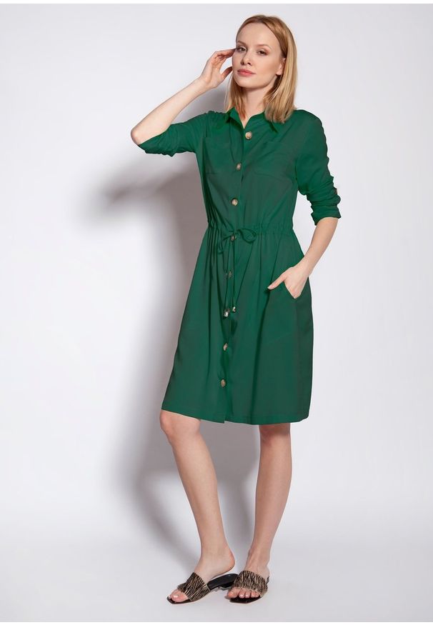 e-margeritka - Sukienka koszulowa na guziki wiązana w talii zielona - 42. Okazja: na co dzień. Kolor: zielony. Materiał: tkanina, materiał, wiskoza. Długość rękawa: długi rękaw. Typ sukienki: koszulowe. Styl: casual. Długość: midi