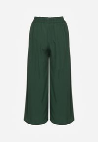 Renee - Ciemnozielone Spodnie High Waist z Szerokimi Nogawkami z Wiskozą Wykończone Gumką w Talii Crisantas. Okazja: na spotkanie biznesowe, na co dzień, na spacer. Stan: podwyższony. Kolor: zielony. Materiał: wiskoza. Styl: elegancki, biznesowy, casual #3