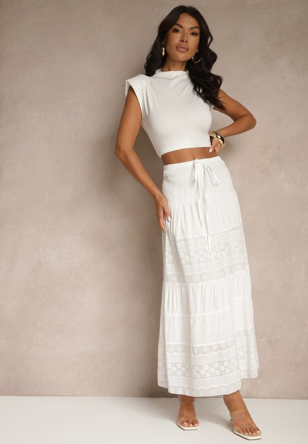 Renee - Biała Bawełniana Spódnica o Rozkloszowanym Kroju Zdobiona Haftem Koladea. Okazja: na co dzień. Kolor: biały. Materiał: bawełna. Wzór: aplikacja, haft. Styl: klasyczny, casual, elegancki