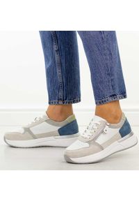 Białe skórzane sneakersy damskie Jezzi 9781. Okazja: na spacer, na co dzień. Nosek buta: okrągły. Zapięcie: sznurówki. Kolor: biały. Materiał: skóra. Szerokość cholewki: normalna. Sezon: wiosna, jesień, lato. Styl: casual, elegancki, sportowy, klasyczny #1