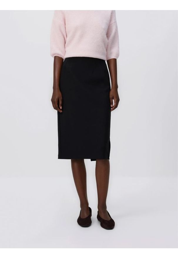 Reserved - Spódnica midi z przeszyciem - czarny. Kolor: czarny. Materiał: dzianina