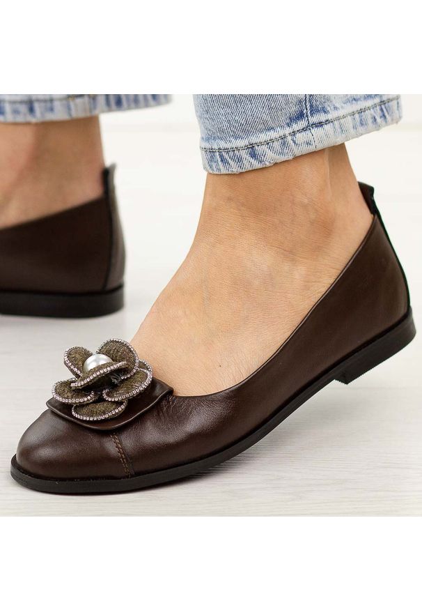 DEONI - Czekoladowe skórzane Polskie półbuty damskie Deoni D047. Okazja: na co dzień. Nosek buta: okrągły. Kolor: brązowy. Materiał: skóra. Szerokość cholewki: normalna. Wzór: aplikacja, kwiaty. Sezon: wiosna, jesień, lato. Styl: casual, elegancki, klasyczny, wizytowy