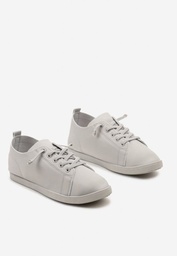 Born2be - Szare Tenisówki na Płaskiej Podeszwie ze Sznurowaniami i Ozdobnymi Cyrkoniami Hloemar. Okazja: na co dzień. Nosek buta: okrągły. Zapięcie: sznurówki. Kolor: szary. Materiał: jeans. Obcas: na płaskiej podeszwie. Styl: elegancki, casual, klasyczny