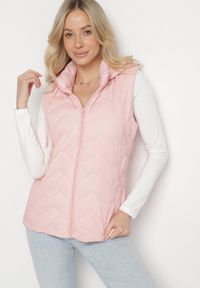 Born2be - Różowa Kamizelka Pikowana z Odpinanym Kapturem Ariluna. Okazja: na co dzień. Kolor: różowy. Materiał: jeans. Styl: casual, sportowy, elegancki