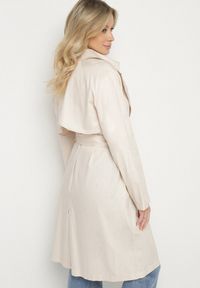Born2be - Beżowy Płaszcz Dwurzędowy Typu Trencz z Wiązanym Paskiem Levita. Okazja: na co dzień. Kolor: beżowy. Materiał: materiał. Wzór: aplikacja. Styl: casual, klasyczny #2