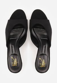 Renee - Czarne Eleganckie Klapki z Imitacji Zamszu na Obcasie Typu Kaczuszka Snorea. Okazja: na co dzień. Kolor: czarny. Materiał: zamsz. Wzór: gładki. Obcas: na obcasie. Styl: elegancki. Wysokość obcasa: średni #9