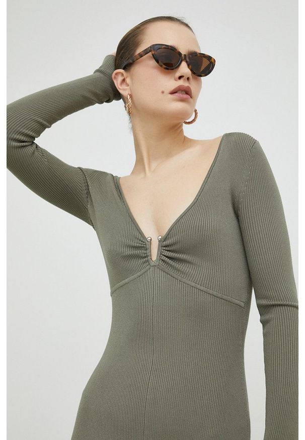 Guess sukienka kolor zielony mini rozkloszowana. Kolor: zielony. Materiał: materiał, dzianina. Długość rękawa: długi rękaw. Długość: mini