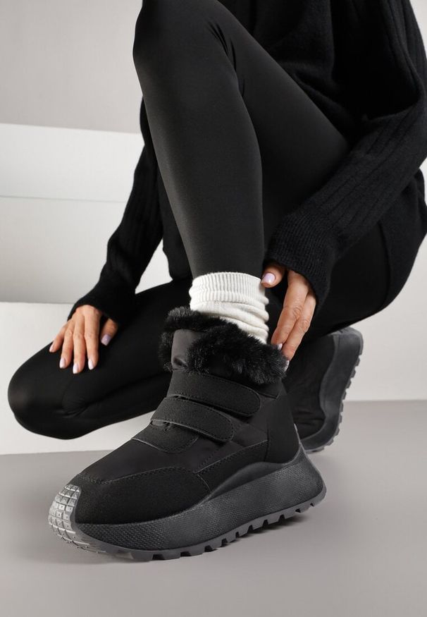 Renee - Czarne Sneakersy Śniegowce Vices z Futerkiem na Platformie Zapinane na Rzep Nelosena. Okazja: na spacer. Zapięcie: rzepy. Kolor: czarny. Materiał: futro. Szerokość cholewki: normalna. Sezon: zima. Obcas: na platformie. Sport: turystyka piesza