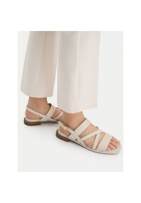 Sandały Clarks. Kolor: kremowy #1