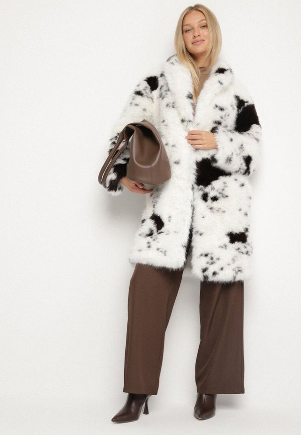 Born2be - Biało-Brązowy Płaszcz Futerko o Długim Kroju w Krowie Łaty Otirena. Okazja: na co dzień. Kolor: biały. Materiał: futro. Długość: długie. Styl: casual, elegancki