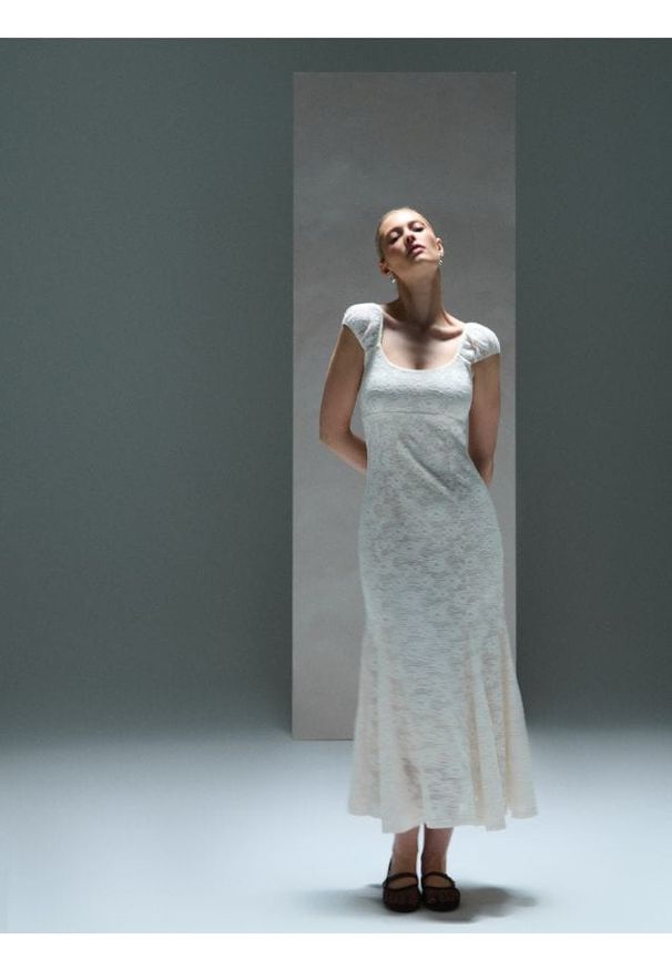 Sinsay - Koronkowa sukienka midi syrenka - kremowy. Kolor: kremowy. Materiał: koronka. Długość: midi