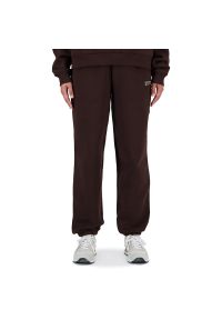 Spodnie New Balance WP33513KCF - brązowe. Kolor: brązowy. Materiał: materiał, bawełna, dresówka, prążkowany, poliester. Wzór: napisy