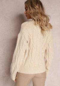 Renee - Jasnobeżowy Klasyczny Sweter w Ozdobny Splot Olgame. Kolor: beżowy. Materiał: dzianina, tkanina. Wzór: ze splotem. Styl: klasyczny #5