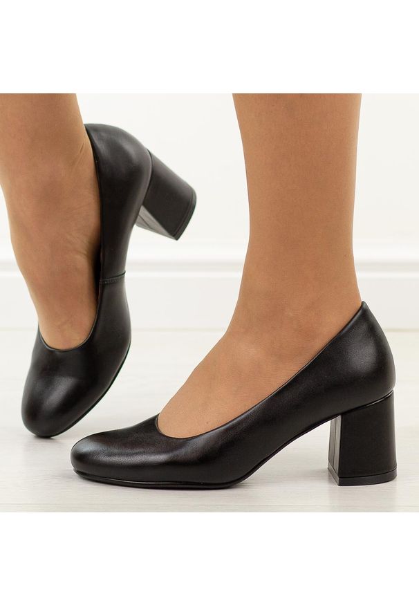 POTOCKI - Czarne czółenka damskie na słupku Potocki 12761. Okazja: na spotkanie biznesowe, na ślub cywilny, na wesele, na imprezę. Nosek buta: okrągły. Kolor: czarny. Szerokość cholewki: normalna. Materiał: skóra. Sezon: wiosna, jesień, lato. Obcas: na słupku. Styl: biznesowy, elegancki, klasyczny. Wysokość obcasa: średni
