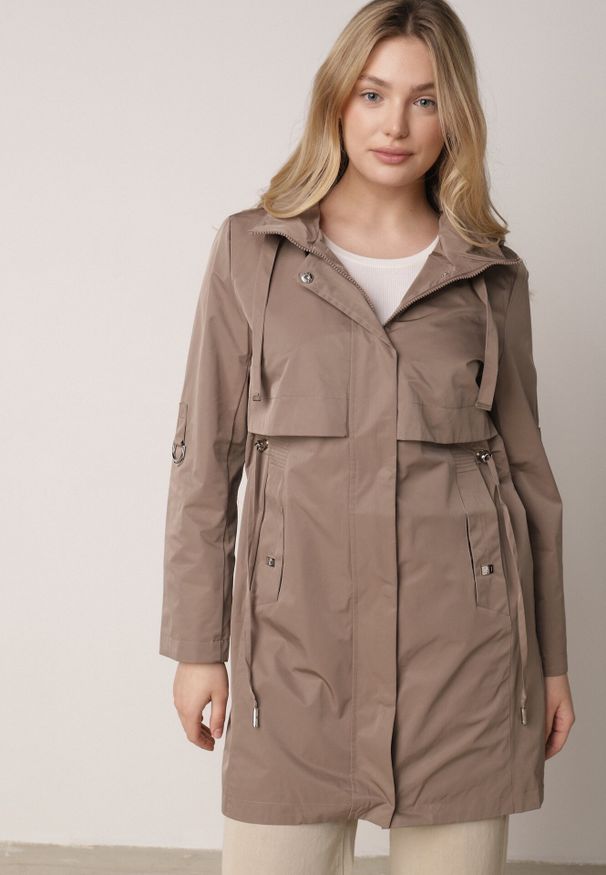 Born2be - Ciemnobeżowa Kurtka w Stylu Parki z Odpinanym Kapturem i Sznurkami Enang. Okazja: na spacer. Kolor: beżowy. Materiał: prążkowany, jeans