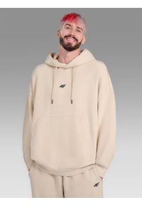 4f - 4F Bluza dresowa oversize nierozpinana z kapturem męska 4F x Tomasz Fornal - beżowa M. Okazja: na co dzień. Typ kołnierza: kaptur. Kolor: beżowy. Materiał: dresówka. Wzór: aplikacja. Styl: casual, sportowy #1