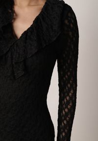 Born2be - Czarna Koktajlowa Sukienka Koronkowa z Dekoltem V i Falbanami Frevina. Okazja: na komunię, na wesele, na ślub cywilny. Typ kołnierza: dekolt w kształcie V. Kolor: czarny. Materiał: koronka. Wzór: koronka. Styl: wizytowy #2