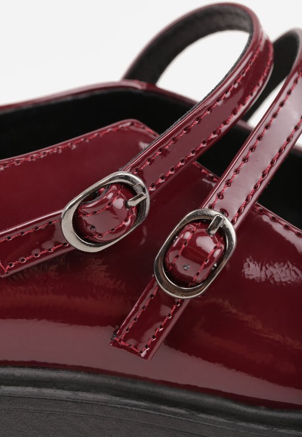 Renee - Bordowe Półbuty Lakierowane na Platformie Ozdobione Sprzączkami Nevauna. Okazja: do pracy, na spotkanie biznesowe. Zapięcie: sprzączka. Kolor: czerwony. Materiał: lakier. Wzór: aplikacja. Obcas: na platformie. Styl: elegancki, biznesowy