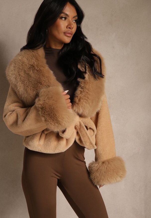 Renee - Brązowa Kurtka Pluszowa Ozdobiona Futerkiem i Wiązanym Paskiem w Talii Aravitte. Okazja: na co dzień. Kolor: brązowy. Materiał: futro. Długość: krótkie. Wzór: aplikacja. Styl: casual, elegancki, sportowy, wizytowy