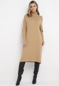 Born2be - Beżowa Pudełkowa Sukienka z Golfem z Długim Rękawem Blinne. Typ kołnierza: golf. Kolor: beżowy. Długość rękawa: długi rękaw #5
