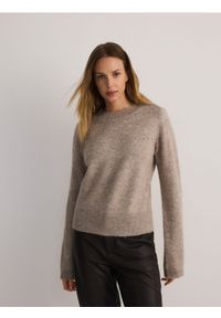 Reserved - Sweter z ozdobną aplikacją - beżowy. Kolor: beżowy. Materiał: wełna, dzianina. Wzór: aplikacja