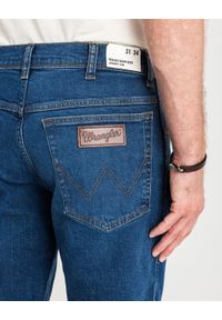 Wrangler - MĘSKIE SPODNIE JEANSOWE WRANGLER TEXAS SLIM GAME ON W12ST112E 112126517. Długość: krótkie. Wzór: napisy, aplikacja, jednolity. Sezon: lato. Styl: klasyczny, retro #2