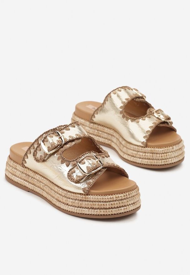 Renee - Złote Klapki na Platformie z Plecionką i Szydełkowym Motywem Tenivana. Okazja: na co dzień. Kolor: złoty. Obcas: na platformie. Styl: casual, elegancki. Wysokość obcasa: niski