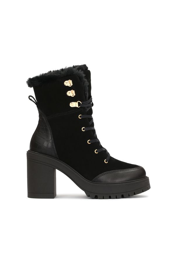 Kazar - Czarne botki na grubym obcasie z zamszu i skóry licowej. Kolor: czarny. Materiał: syntetyk, futro, zamsz, skóra. Szerokość cholewki: normalna. Sezon: jesień, zima. Obcas: na obcasie. Styl: elegancki, street. Wysokość obcasa: średni