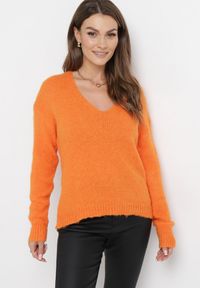 Born2be - Pomarańczowy Klasyczny Sweter z Trójkątnym Dekoltem i Ściągaczami Nurela. Kolor: pomarańczowy. Długość rękawa: długi rękaw. Długość: długie. Styl: klasyczny #5
